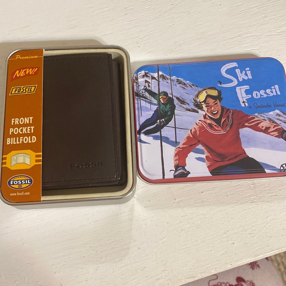 NWT Ski Fossil front pocket tri-fold leather wallet